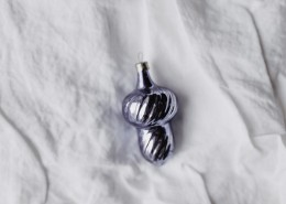 亮紫色的圣诞树饰品图片