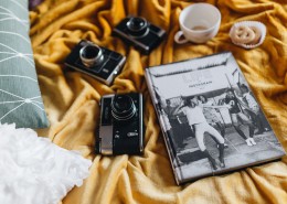 放在一起的相机和杂志图片