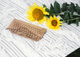 床上的木制键盘和面包的图片