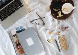 床上杂乱的书籍图片