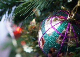 圣诞树上的一些小饰品图片