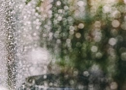 使用旧打字机的雨天图片