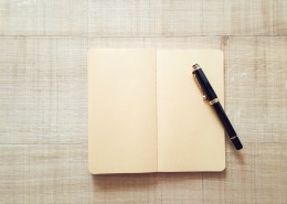 放着笔的笔记本图片