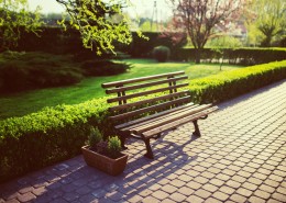 户外安放的长椅图片