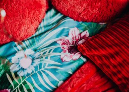 浪漫的红色床单图片