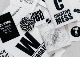 黑白色调的物件摆放图片