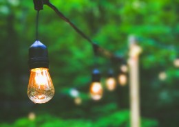 点亮的灯泡图片