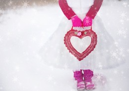 红色的心形小物件图片