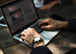 戴在手腕上的手表图片