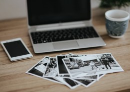 苹果笔记本电脑放在桌上的图片