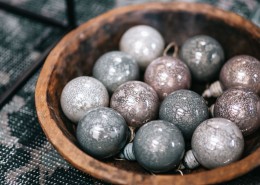 摆在桌上的圣诞球图片