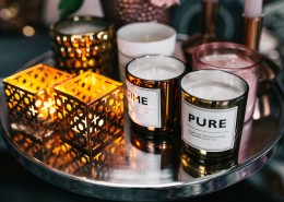 鲜花跟香薰蜡烛摆放的图片