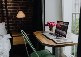 放在桌面上的苹果笔记本电脑图片大全