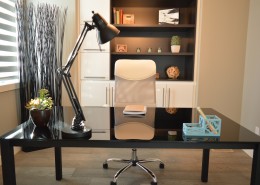 桌上的台灯图片