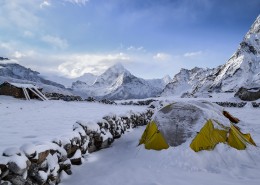 搭在户外的帐篷图片