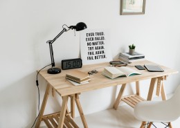 放在桌上的书本图片大全