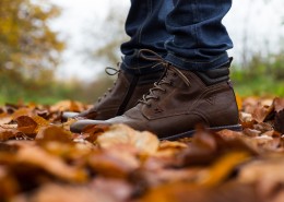 男人脚上的皮鞋图片