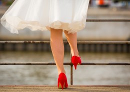 女人脚上的高跟鞋图片