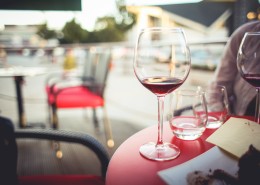 有情调的高脚杯图片