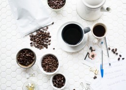 装着咖啡的杯子图片