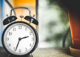 机械床头闹钟图片