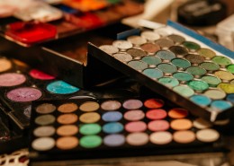 画画用的调色板和颜料盒图片