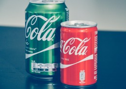 五颜六色的易拉罐图片