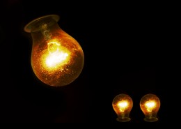 点亮了的灯泡图片