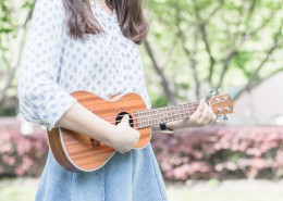 朋友聚会弹奏尤克里里图片