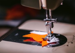 正在工作的缝纫机图片