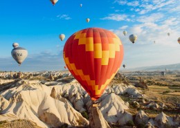 漂浮在空中的热气球图片