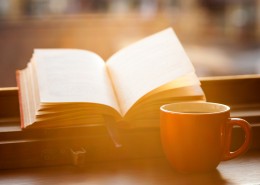 翻开的书本图片