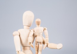 美术课上标准人物比例的木头小人图片