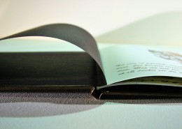 翻开的书籍图片