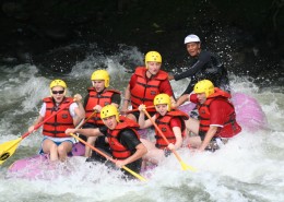 刺激的水上漂流运动图片