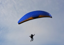 有挑战性的滑翔伞运动图片