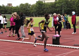 操场上的赛跑比赛图片