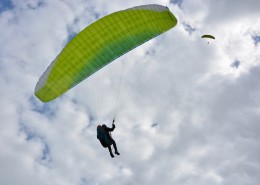 惊险刺激的滑翔伞运动图片