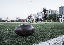 球场边的橄榄球图片大全