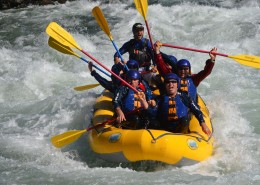 正在划船的人图片