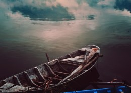 停留的木制小船图片