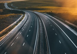 蜿蜒的公路图片