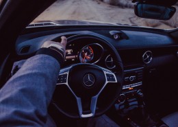 汽车方向盘的图片