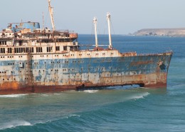 破旧的轮船图片