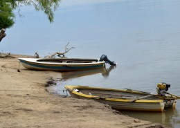 停泊在岸边的小船图片