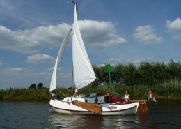 海面航行的帆船图片