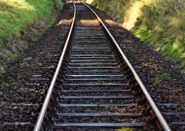 坚固的铁轨图片