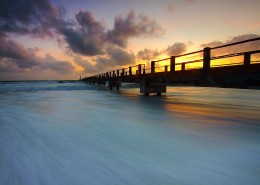 海面上的桥图片