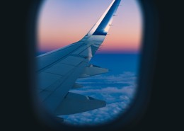 飞机圆角窗口特写图片