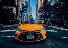 公路上的出租车图片